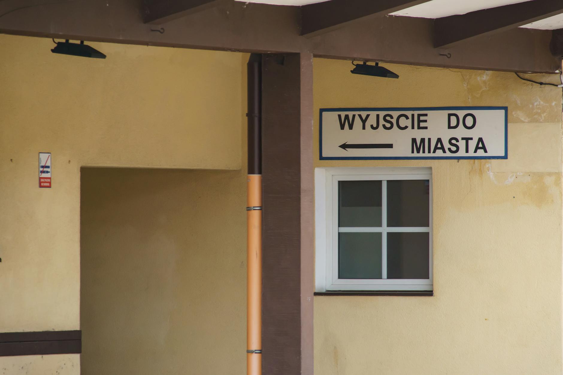 Plakat informacyjny o kolejkach do specjalistów medycznych w Pruszkowie, z naciskiem na kardiologa i psychiatrę.