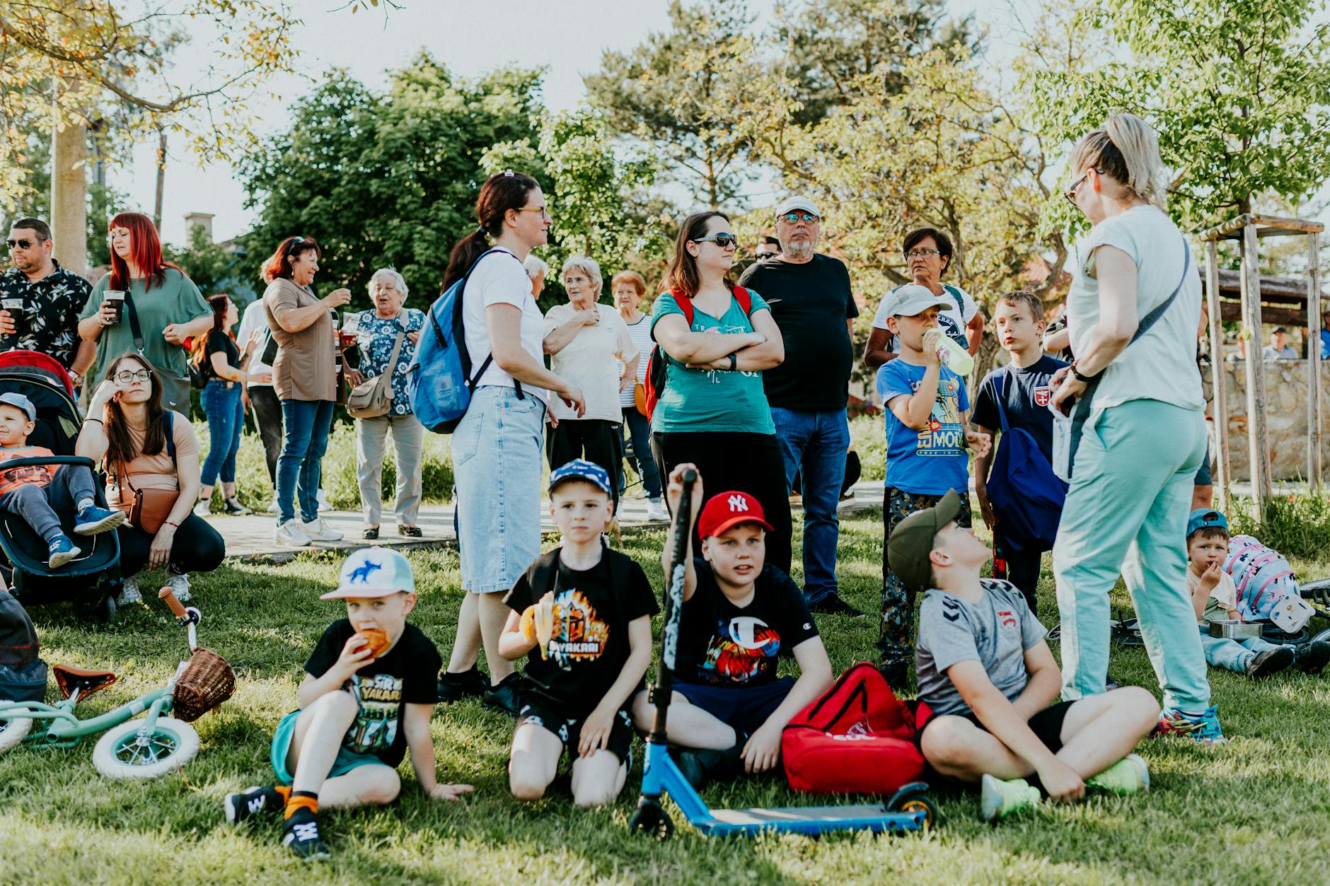 Plakat lub zdjęcie symbolizujące Dzień Ziemi w Pruszkowie, z elementami zieleni i miasta.