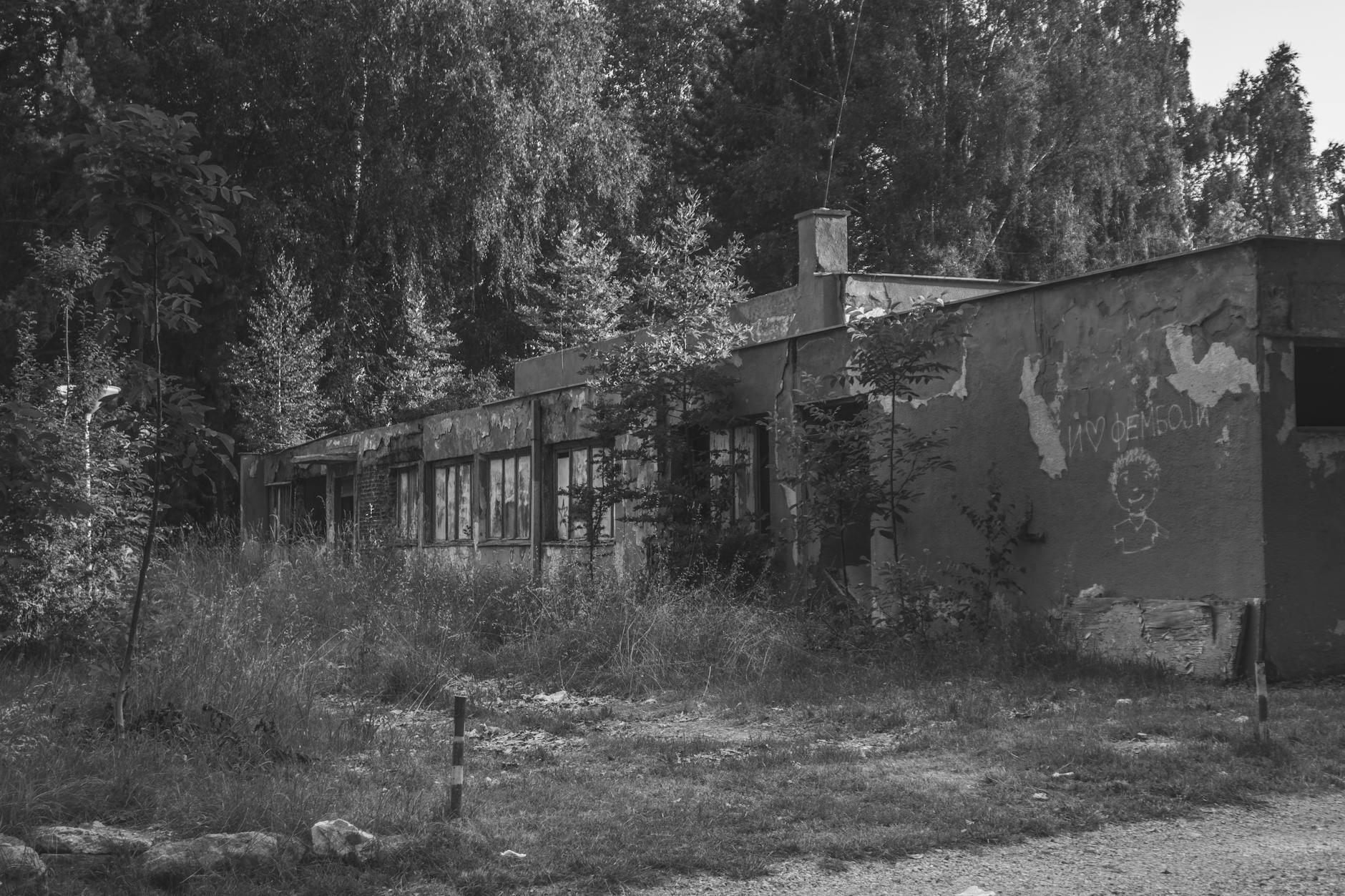 Uczestnicy wydarzenia LARP w Pruszkowie lub grupa pracująca nad projektem naukowym Hail Mary